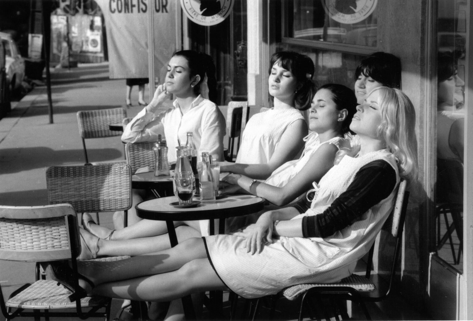 Doisneau Femme francaise au soleil